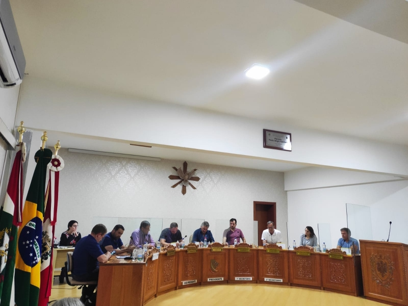 Sessão do Legislativo de Treze Tílias é realizada com entrega de cartilha e reprovação de projeto