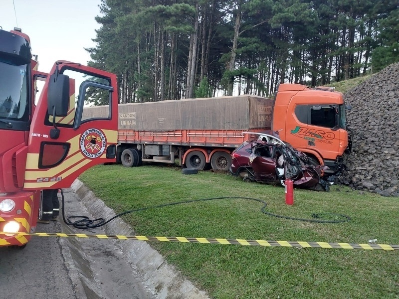 Idoso morre após colisão entre carro e carreta na Serra catarinense