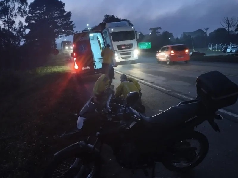 Após acidente motociclista é arrastado por vários metros