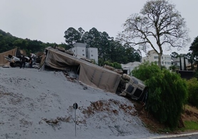 Vídeo: Grave acidente com caminhão de cimento interdita totalmente a BR-282 no Oeste de SC