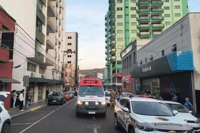 Jovem é presa suspeita de atropelar a própria sogra no centro de Joaçaba