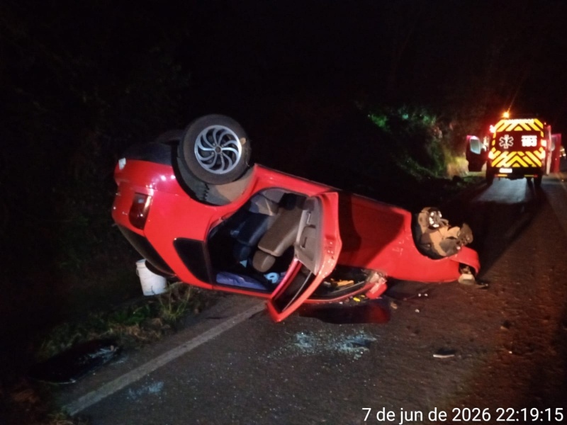 Mulher e adolescente ficam feridas após carro sair da pista e capotar na SC-464 em Salto Veloso