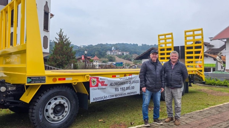 Treze Tílias investe em novo caminhão prancha para fortalecer a frota da Secretaria de Obras