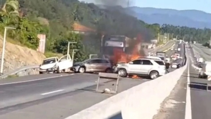 Vídeo: Acidente com morte tem veículos incendiados e bloqueio total da BR-470 em Indaial