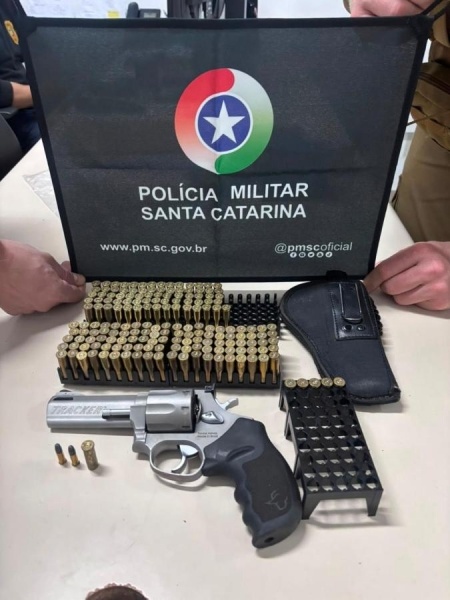 PM prende homem por violência doméstica e apreende arma de fogo em Joaçaba