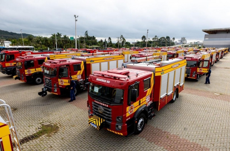 Governo de Santa Catarina entrega 56 novos caminhões ao Corpo de Bombeiros na maior renovação de frota da história