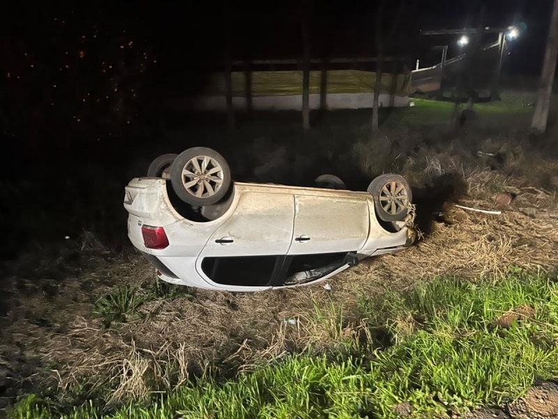 Jovem sem CNH fica ferido após capotamento na SC-355 em Iomerê