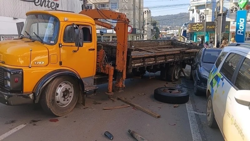 Fotos: Colisão entre dois caminhões envolve outros três veículos no Centro de Joaçaba