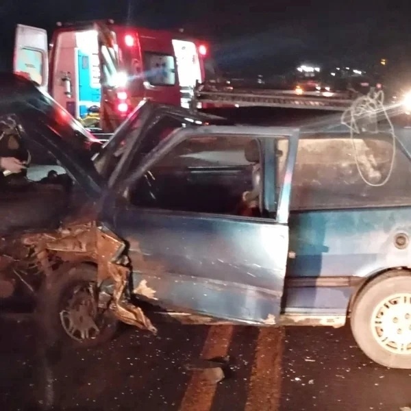 Motorista fica ferido após colisão lateral entre carro e carreta na BR-153