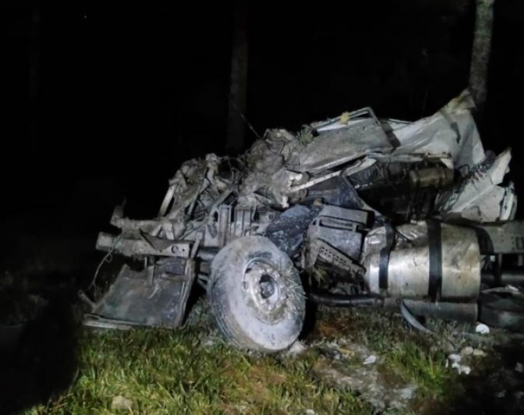 Motorista morre após carreta sair da pista e despencar em ribanceira na SC 355 em Bom Sucesso
