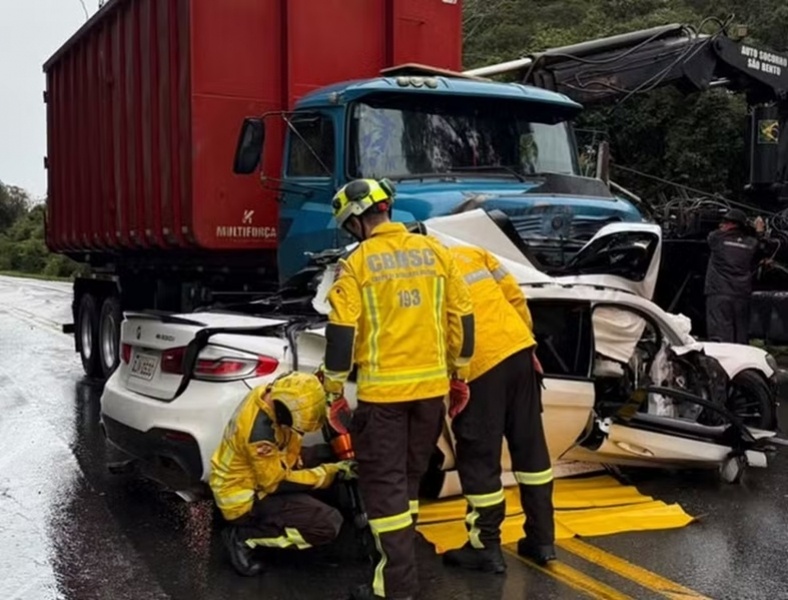 Batida entre BMW e caminhão deixa jovem morta em SC