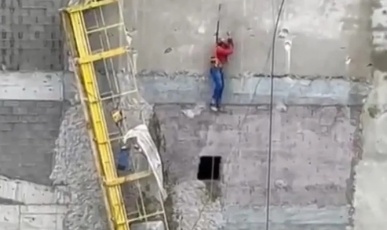 Trabalhador fica pendurado em prédio após andaime se romper
