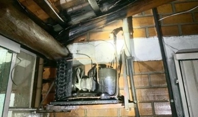 Compressor de freezer provoca incêndio em estabelecimento comercial
