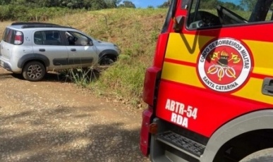 Carro sai de pista e colide contra barranco no interior de Rio das Antas