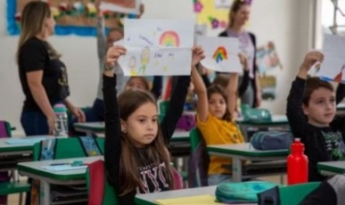 Crianças de Chapecó fazem cartinhas para acompanhar doações para o Rio Grande do Sul
