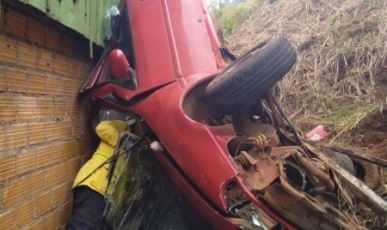Acidente no Extremo Oeste com veículo de Seara deixa duas pessoas feridas