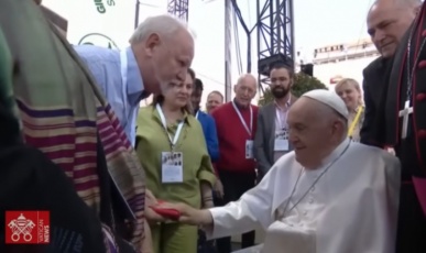 Na Itália, papa Francisco abençoa bandeira do MST