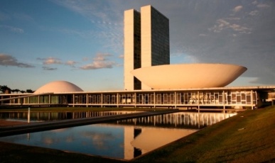 Deputados aprovam projeto que criminaliza ocupações de terras e prédios públicos