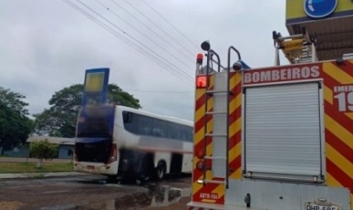 Bombeiros atendem ocorrência de incêndio em ônibus no Oeste