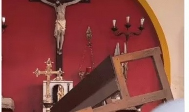 Altar, imagens e bíblia são encontrados intactos em capela após enchente no RS