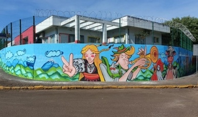 Muro da Creche Maria Anna Hausberger de Treze Tílias ganha pintura em grafite