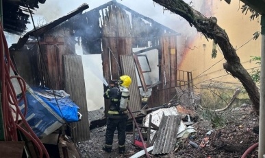 Incêndio de grandes proporções destrói casa em Joaçaba