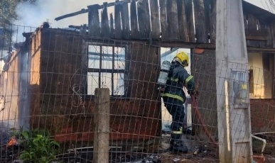 Casa mista de madeira é consumida pelo fogo em Fraiburgo