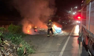 Carro abandonado pega fogo durante a madrugada em Herval d´Oeste