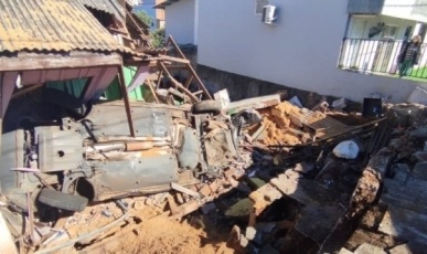 Caminhão descontrolado atinge veículos e invade residência no Oeste (fotos)