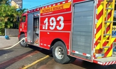 Mulher é socorrida pelos bombeiros após incêndio em Lebon Régis