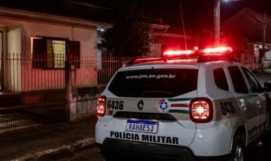 Pai invade casa e agride namorada do filho e família da adolescente em Joaçaba