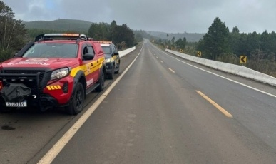 Motociclista fica ferido após queda na BR-470 e moto percorre cerca de 270 metros sem condutor