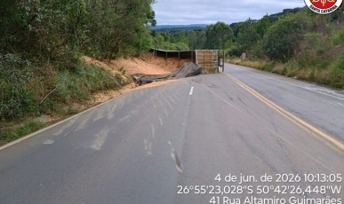 Carreta tomba na SC-350 após problema mecânico e bloqueia rodovia em Lebon Régis