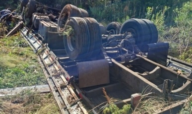 Caminhão tomba e deixa um homem gravemente ferido em Monte Carlo