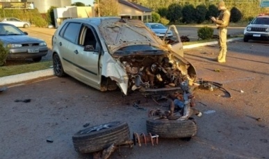 Carro fica destruído após acidente no trevo de acesso a Zortéa