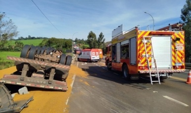Mulher morre e motorista e homem fica gravemente ferido em tombamento de caminhão no Oeste