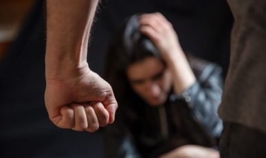 Homem agride mulher até deixá-la desfigurada em SC