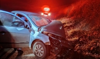 Colisão entre carro e carreta deixa duas pessoas feridas em Curitibanos