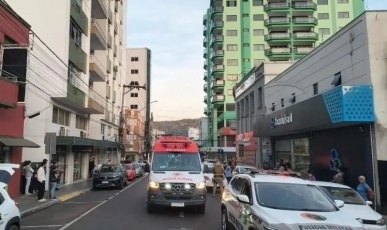Jovem é presa suspeita de atropelar a própria sogra no centro de Joaçaba