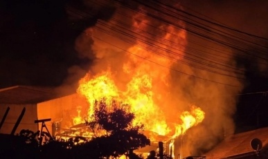 Incêndio destrói casa na noite de quinta-feira em Caçador