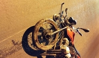 Passageiro de moto é arremessado sobre teto de carro após colisão na SC-283