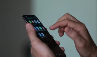 Jovem denuncia possível invasão em celular durante atendimento em loja de telefonia no Oeste