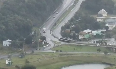 Assista! Manobra de motorista evita tragédia antes de caminhão tombar às margens de rio em Chapecó