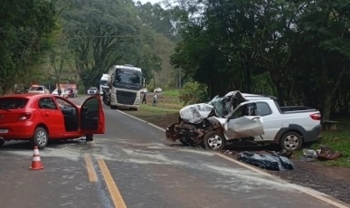 Colisão frontal entre veículos deixa duas pessoas mortas no Oeste