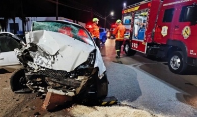 Mulher morre e três pessoas ficam gravemente feridas em colisão entre dois carros em Caçador