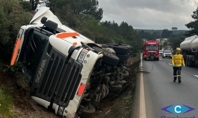 Caminhão carregado com óleo vegetal tomba às margens da BR-282