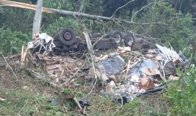 Caminhoneiro morre após saída de pista e tombamento no Oeste