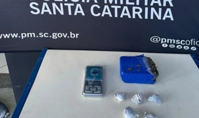 Avó chama a PM após encontrar maconha no quarto do neto em Caçador