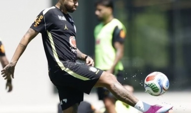 Copa do Mundo: Neymar treina pela primeira vez em campo