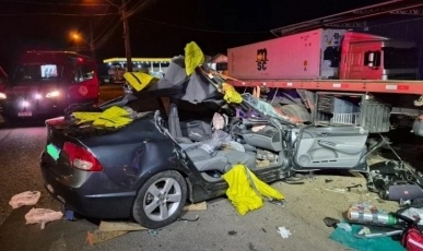 Jovens são resgatados do carro após colisão em carreta estacionada